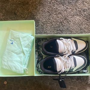 Off white out of office size 42 worn but sill great condition comes with the box